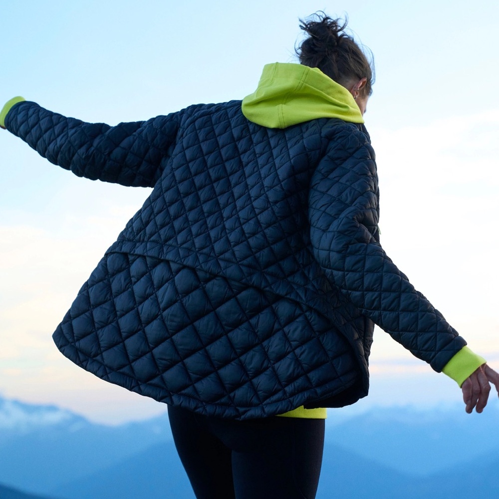 WHISPER FEATHERLESS PUFFER JACKET